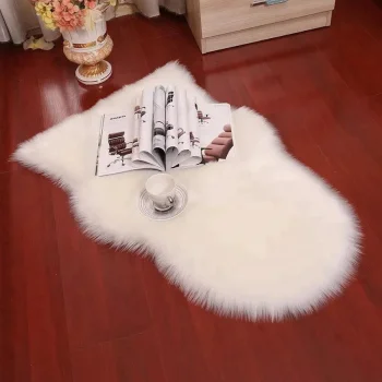 سجادة قطع فرو / White